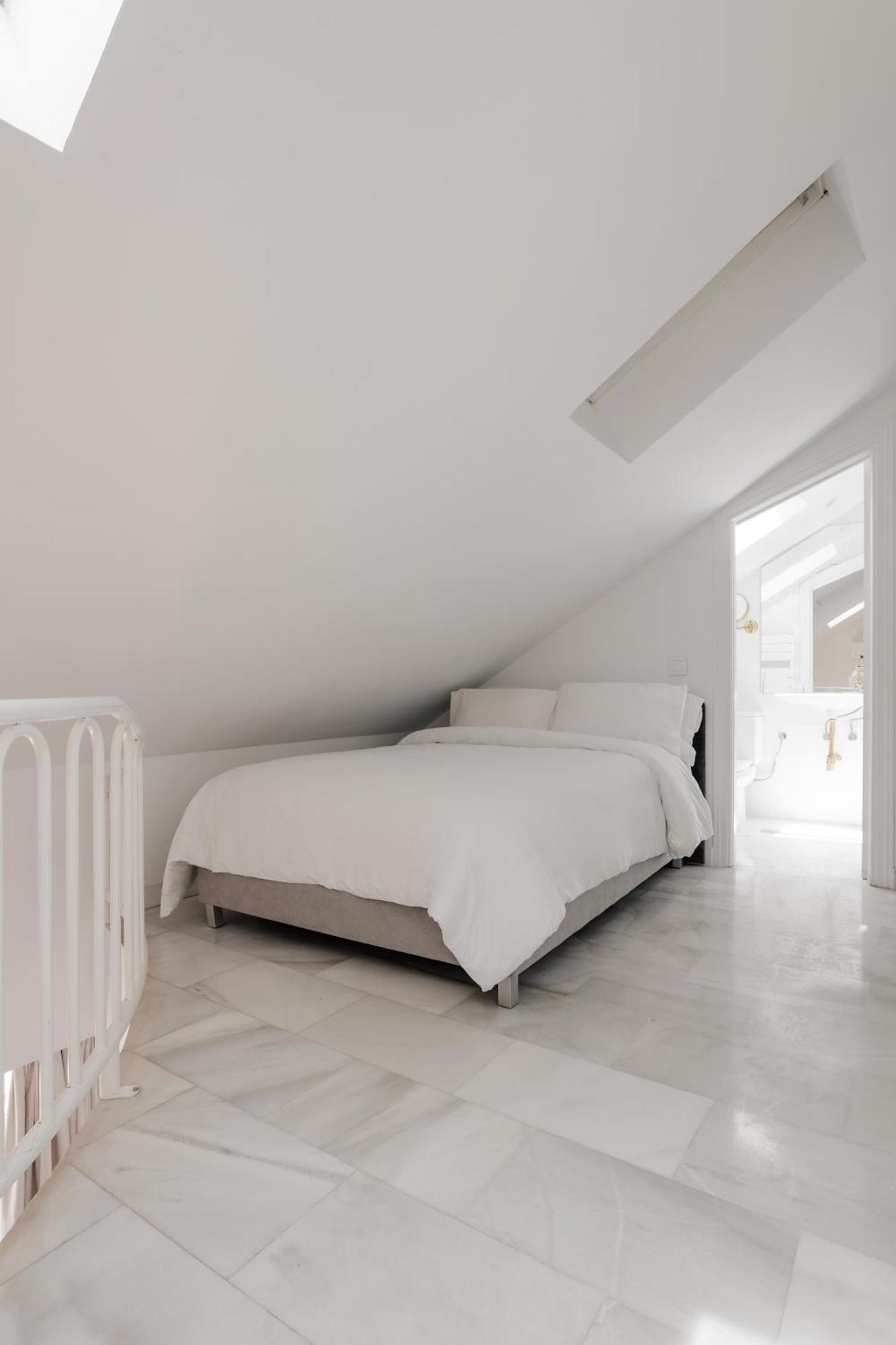 Sonder Santa Ana Aparthotel Madrid Bagian luar foto