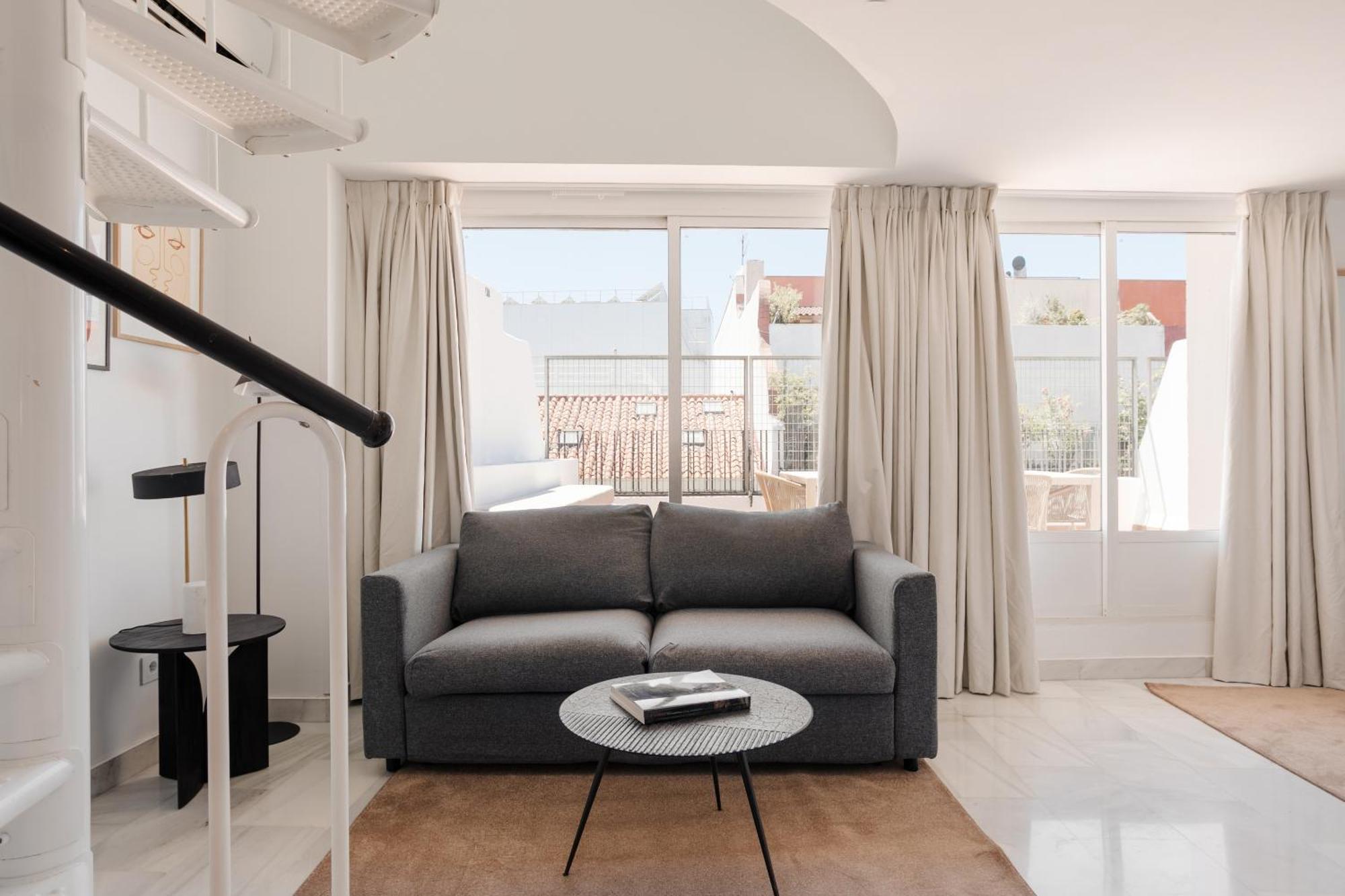 Sonder Santa Ana Aparthotel Madrid Bagian luar foto