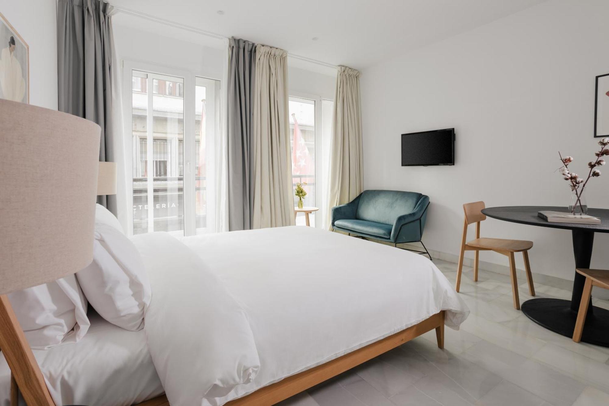 Sonder Santa Ana Aparthotel Madrid Bagian luar foto