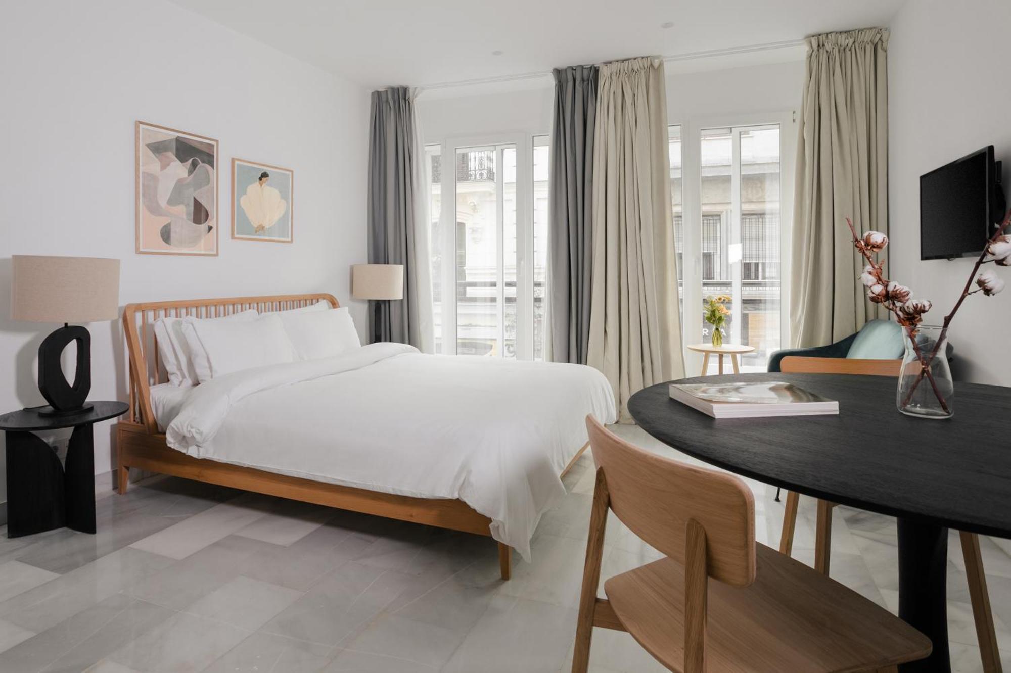 Sonder Santa Ana Aparthotel Madrid Bagian luar foto