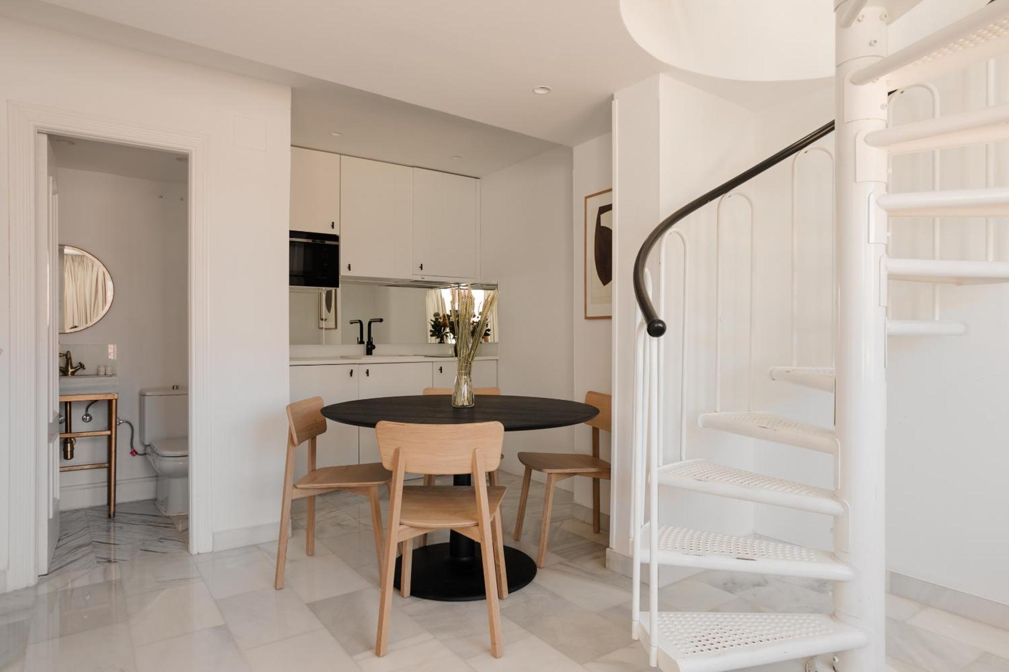 Sonder Santa Ana Aparthotel Madrid Bagian luar foto